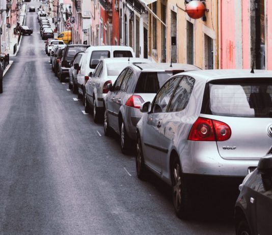 Parken als Luxusgut – warum Stellplätze und Strafen in Europas Städten immer teurer werden Illustration_Straße_parkende_Autos