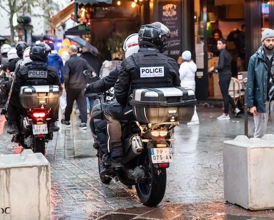 Paris: Fussgänger wird von Motorradpolizist tödlich verletzt – Ermittlungen eingeleitet Brav-M-X