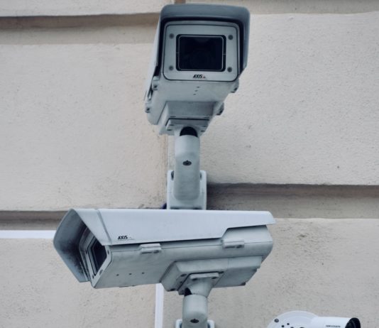 Bereiten sich Milliardäre mit Luxusbunkern in ihren streng bewachten Villen auf das Ende der Welt vor? Ueberwachungskameras