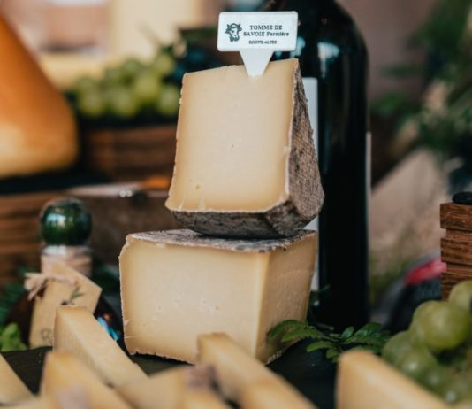 Morbier, Raclettekäse, Tomme du Jura: Zahlreiche Käsesorten wegen E-Coli-Bakterien zurückgerufen Kaese_Wein