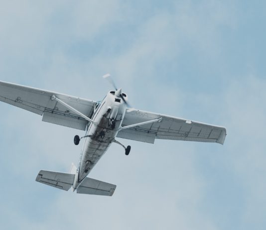 Villejuif: Ein Sportflugzeug stürzt in einen Garten Kleinflugzeug_Cessna