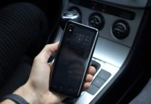 Auto: Das Handy als Autoschlüssel der Zukunft Smartphone_startet_Auto