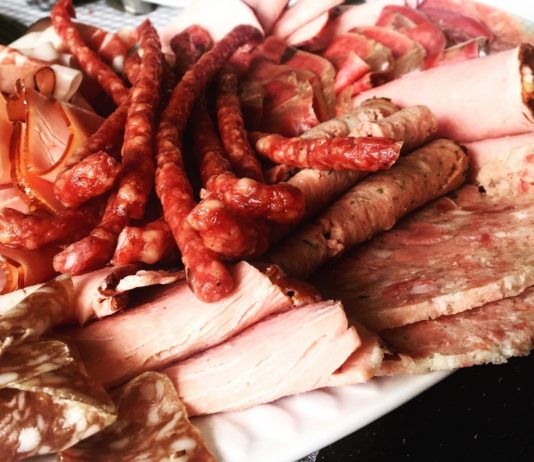 Nitrite im Hundefutter verboten – aber nicht im Schinken: Warum sie in Wurstwaren weiterhin erlaubt sind Wurst_Schinken