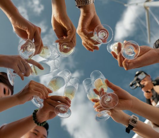 Weihnachten und Neujahr: 70% der Franzosen lassen ihre Teenager gerne ein Glas Alkohol trinken Alkohol_Teenager