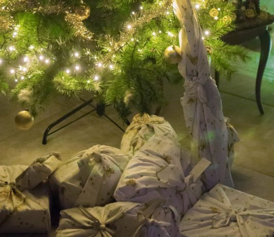 Weihnachtsgeschenke: Wie verpackt man sie auf möglichst originelle und nachhaltige Weise? Furoshiki_Geschenkverpackung