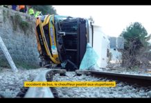 Bei Nizza: Bus stürzt ab – Fahrer stand unter Drogeneinfluss Bus_stuerzt_auf_Schienen_ScreenFI
