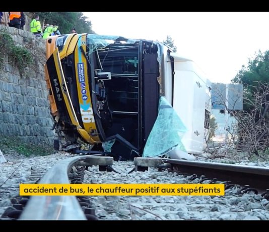 Bei Nizza: Bus stürzt ab – Fahrer stand unter Drogeneinfluss Bus_stuerzt_auf_Schienen_ScreenFI