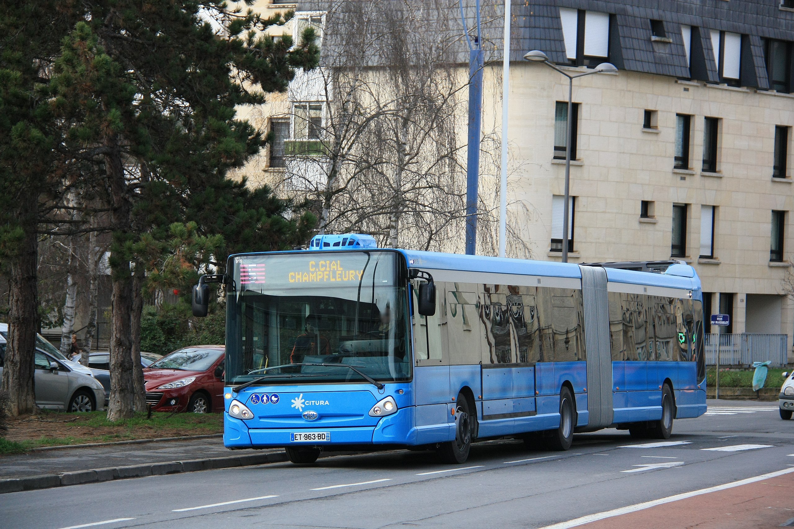 "Eine wilde Horde" - Busfahrer in Reims wird von 30 Jugendlichen mit Baseballschlägern angegriffen