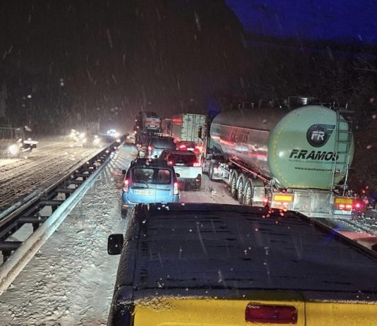 Schneefall: Chaos auf der A75 am Mittwochabend – Autofahrer schliefen in Tankstellen! Schneechaos_A75