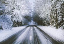 Wintereinbruch im März: Autofahrer zwischen Burgund und Vogesen kalt erwischt Eis_Schnee_Strasse