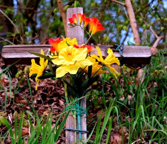 Editorial: Totschlag im Straßenverkehr – eine Herausforderung gleichermaßen für Justiz und Gesellschaft Trauer_Kreuz_Strassenrand