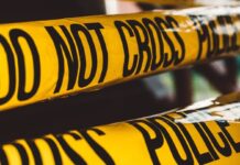 Bluttat im Vorort – Ein Femizid erschüttert Saint-Priest Polizeiabsperrung_Polizei_Illustration