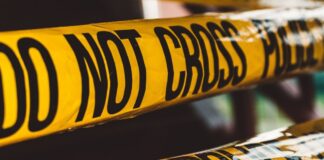 Tödlicher Streit im Morgengrauen: Messerangriff erschüttert Dorf in der Sarthe Polizeiabsperrung_Polizei_Illustration