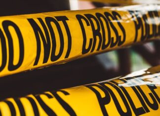 Zwei Tote im Treppenhaus – ein Fund, der viele Fragen offen lässt Polizeiabsperrung_Polizei_Illustration