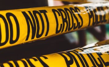 Wenn Kinder töten: Der Prozess gegen einen 14-jährigen Auftragsmörder erschüttert Frankreich Polizeiabsperrung_Polizei_Illustration