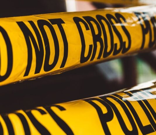 Bluttat in Argenteuil: Ein menschliches Drama, das nach Antworten schreit Polizeiabsperrung_Polizei_Illustration