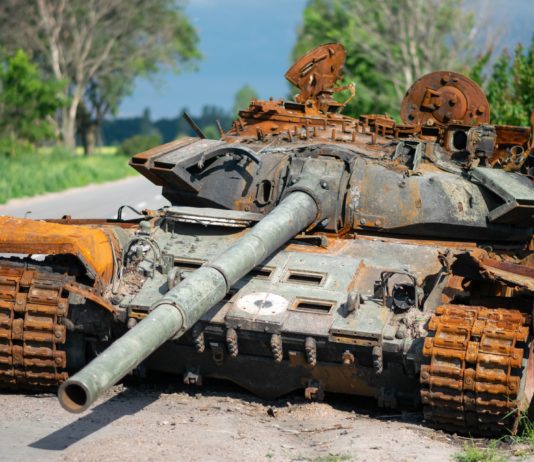 Emmanuel Macron fordert Waffenindustrie zu mehr Anstrengungen auf Zerstoerter_Panzer_Ukraine