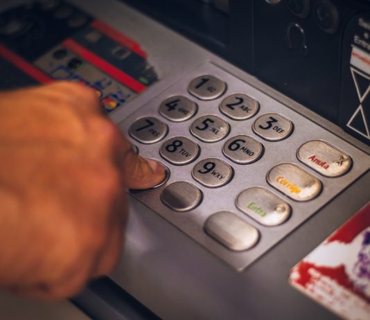 Kaufkraft: Bankgebühren in Frankreich steigen um mehrere Prozent Geldautomat