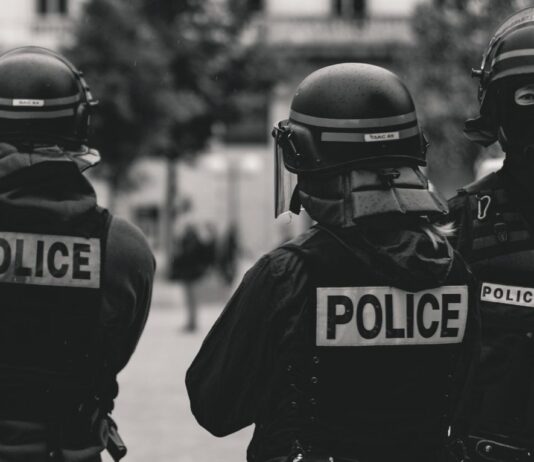 Frankreich: Drei Polizisten wegen unangemessener Gewaltanwendung zu Bewährungsstrafen verurteilt Polizei_Illustration