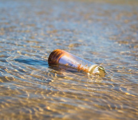 Flaschenpost aus den USA an einem Strand in der Gironde entdeckt Flaschenpost