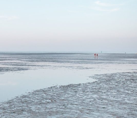 Der Spaziergang eines Paares endet in einer Tragödie: Der Mann wird von der Flut mitgerissen Wattenmeer
