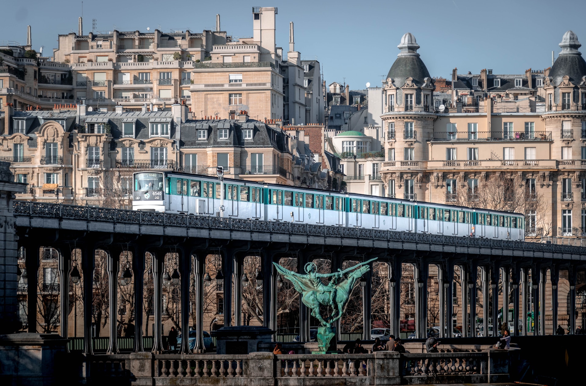 Wieder ein Messerangriff auf der Bir-Hakeim-Brücke in Paris: Ein Mann schwebt zwischen Leben und Tod