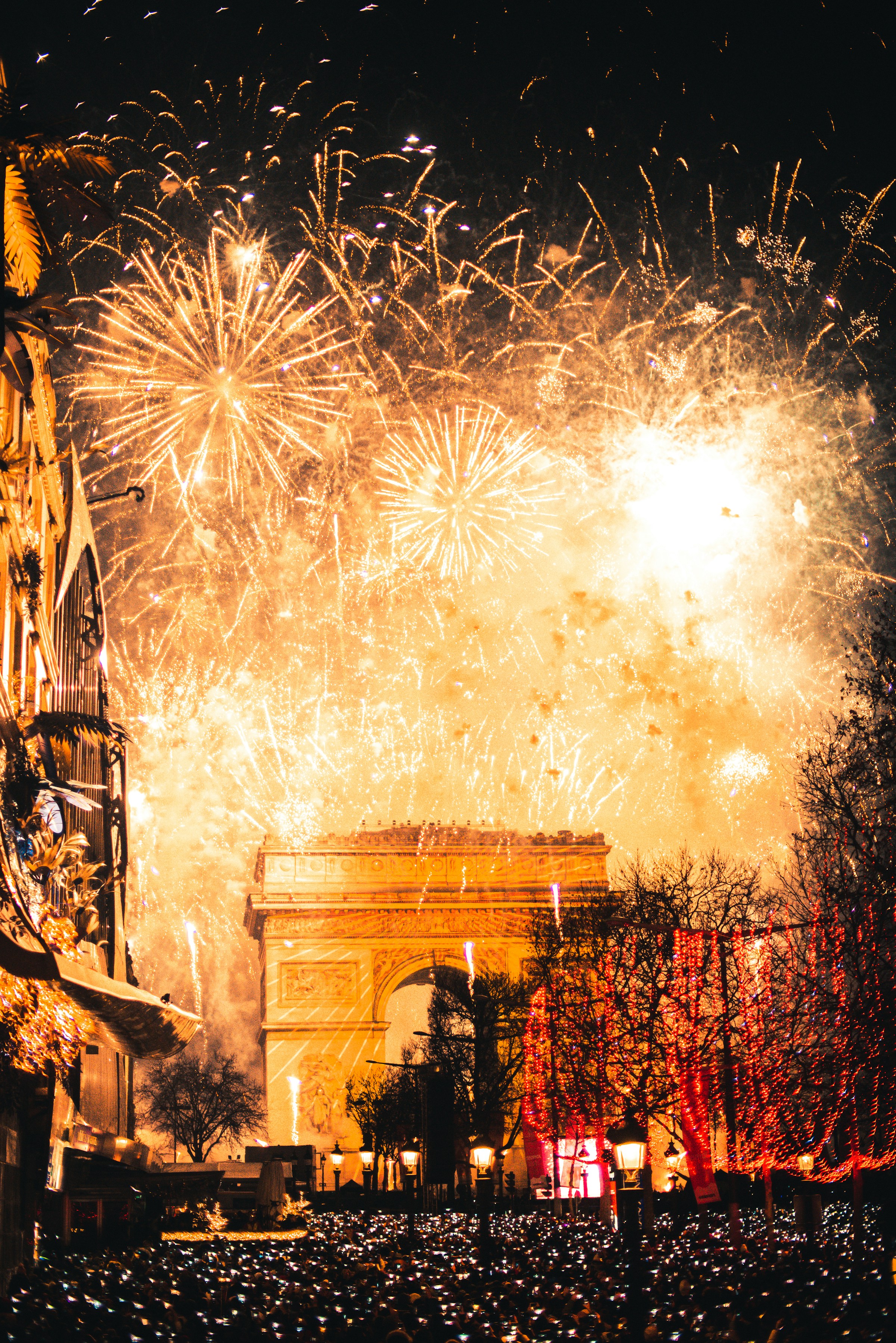 Frankreich: Relativ ruhige Silvesternacht - trotz 380 Festnahmen und 745 verbrannten Fahrzeugen