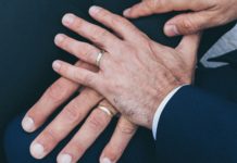 Symbolische Geste ohne Gerechtigkeit? Frankreichs halbherzige Rehabilitierung homosexueller Justiz-Opfer Homosexuelles_Paar