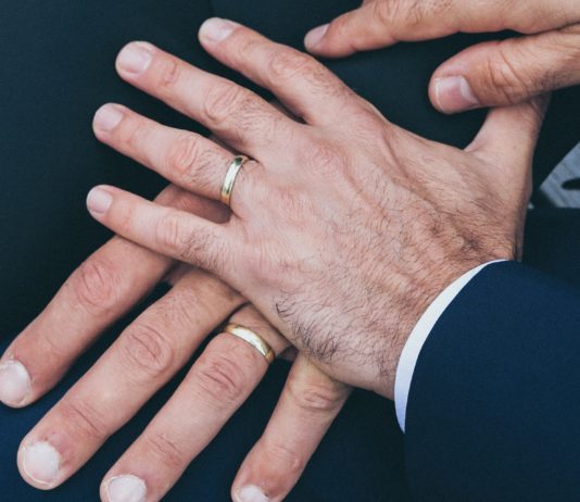 Segnung homosexueller Paare: Französische Bischöfe wollen „jede der beiden Personen individuell“ segnen Homosexuelles_Paar