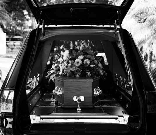 Frau transportiert Leiche der Mutter 120 km auf dem Beifahrersitz nach Paris – sie wollte Kosten sparen Sarg_Leichenwagen