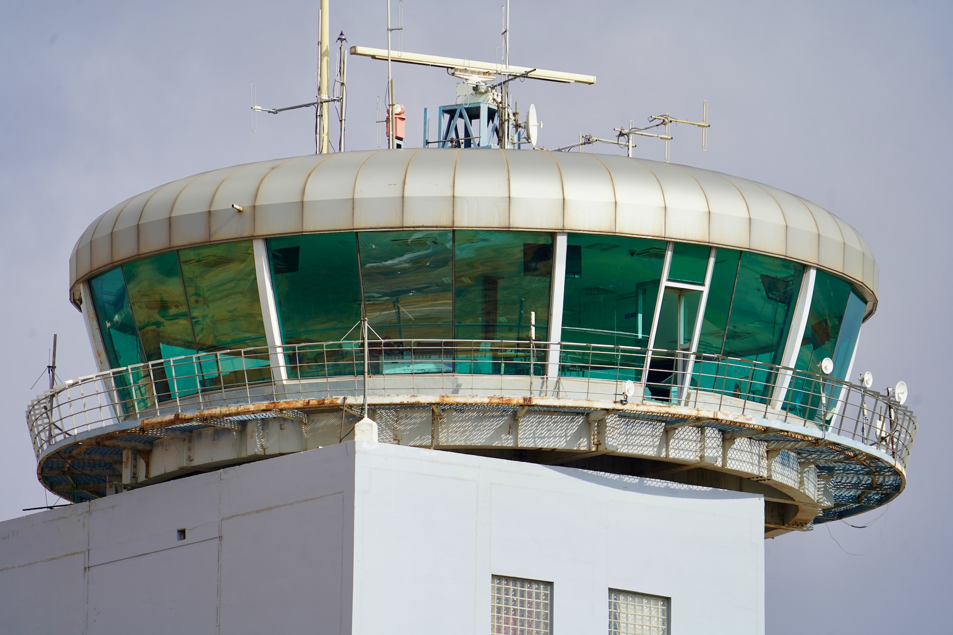 Sturm Geraldine: Blitz schlägt in Kontrollturm des Flughafens Brest ein - Flüge bis Dienstag gestrichen