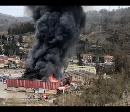 Aveyron: 3.000 m2 und 900 Tonnen Batterien werden in Viviez ein Raub der Flammen Brand_Fabrikhalle_SNAM_ScreenFB