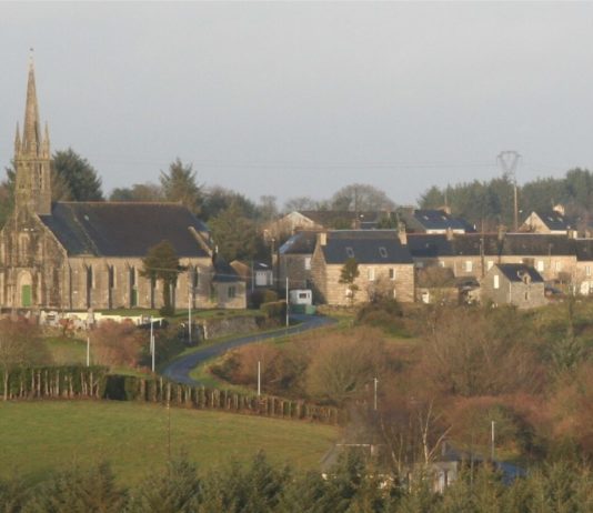 Côtes-d’Armor: Bürgermeister zweier Gemeinden wollen mit Mietbeihilfen neue Familien anlocken Calanhel_Côtes_d'Armor_France