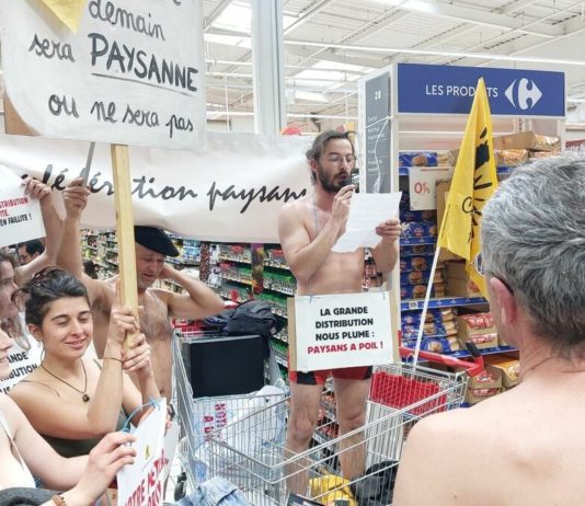 „Die Supermärkte ziehen uns nackt aus“ – Landwirte lassen in Supermarkt die Hüllen fallen Bauernprotest_ScreenshotX