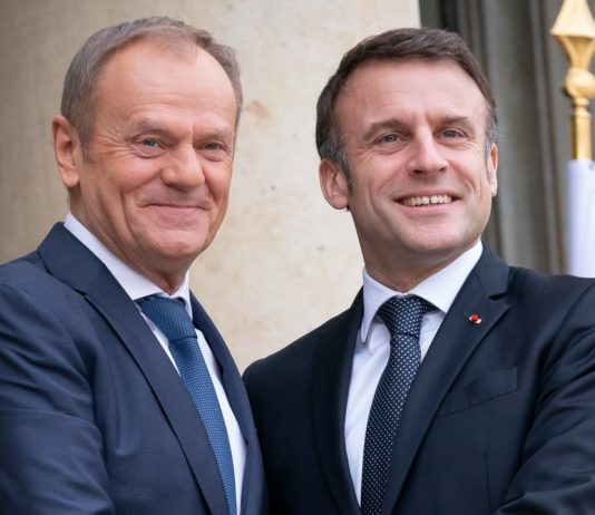 Polens Vorstoß zur Aussetzung des Asylrechts: Ein riskanter Weg Tusk_Macron_ScreenX