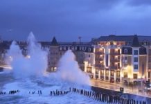 Ille-et-Vilaine: Ein Ballet riesiger Wellen in Saint-Malo Wellen_Saint-Malo_ScreenF2