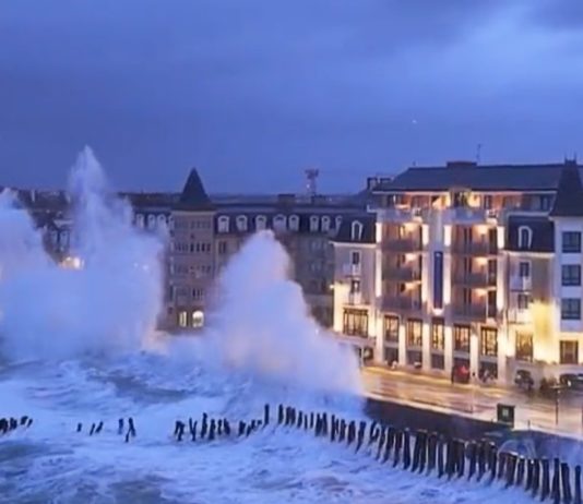 Ille-et-Vilaine: Ein Ballet riesiger Wellen in Saint-Malo Wellen_Saint-Malo_ScreenF2