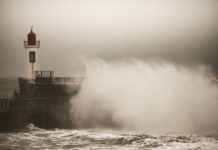 Tempête Pierrick lässt Frankreich nicht los Sturmwelle