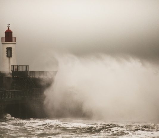 Sturmflut: In La Tranche-sur-Mer ist die Düne um 10 Meter zurückgewichen Sturmwelle