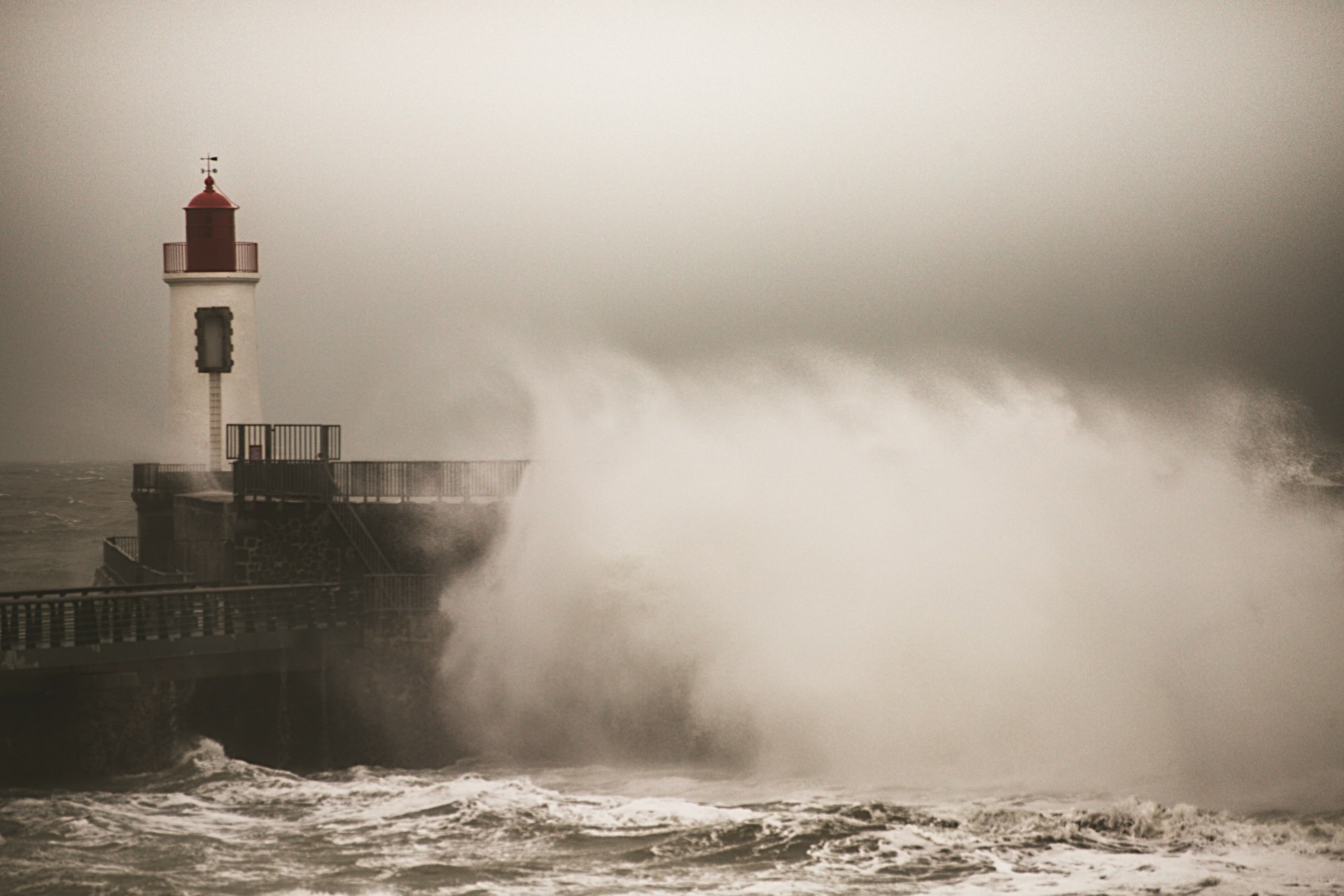 Tempête Pierrick lässt Frankreich nicht los