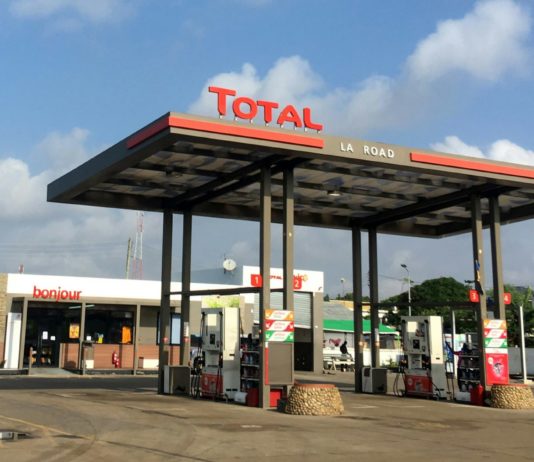 TotalEnergies: Landwirt klagt gegen den Energiegiganten wegen seiner Verantwortung für den Klimawandel TotalEnergies_Tankstelle