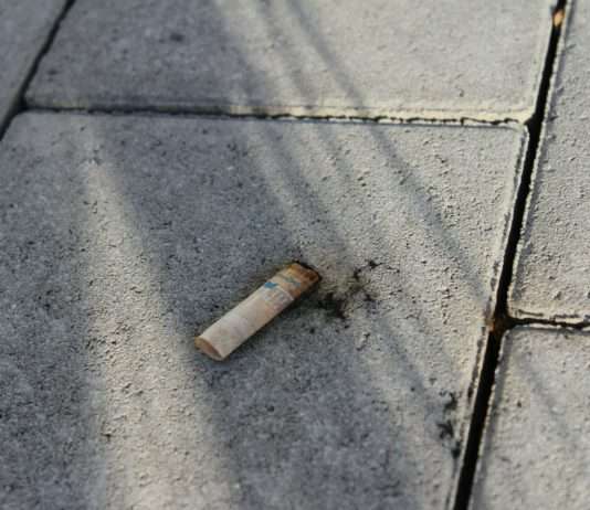 Elsässische Gemeinde belegt auf den Boden geworfenen Abfall mit 1.000 € Geldstrafe Zigarettenstummel_Abfall