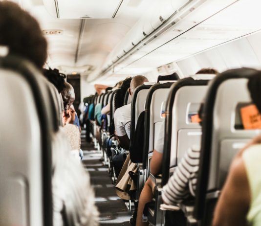 „Ich bin besessen“: Auf einem Flug von Paris nach Dakar musste ein Mann von Polizisten überwältigt werden Flugzeug_Flugreise