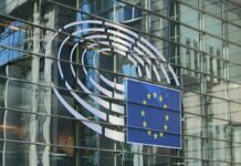 „Alle fangen an, wirklich besorgt zu sein“ – Frankreichs politische Krise lässt in Straßburg die Alarmglocken erklingen Europäisches_Parlament