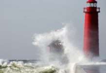Atlantik im Aufruhr – Wie eine seltene Sommer-Flutwelle Frankreichs Westküste in Alarmbereitschaft versetzt Sturm_Küste_Leuchtturm