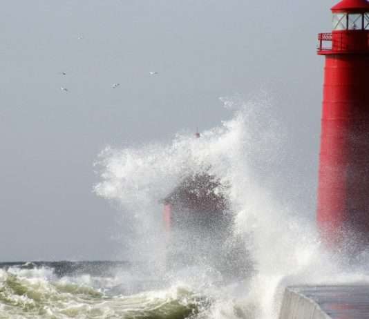 Atlantik im Aufruhr – Wie eine seltene Sommer-Flutwelle Frankreichs Westküste in Alarmbereitschaft versetzt Sturm_Küste_Leuchtturm
