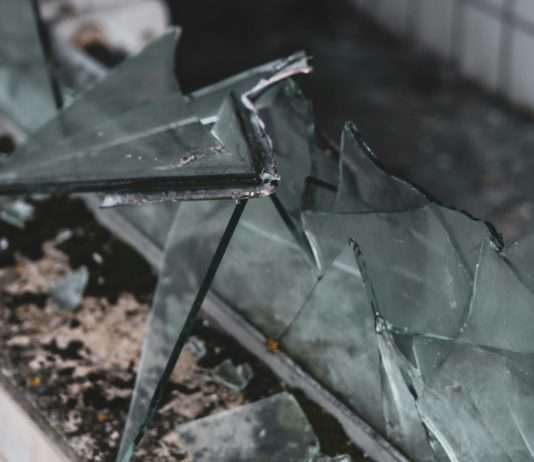 30.000 Euro: Kinder verwüsten eine Schule und verursachen erhebliche Schäden Vandalismus