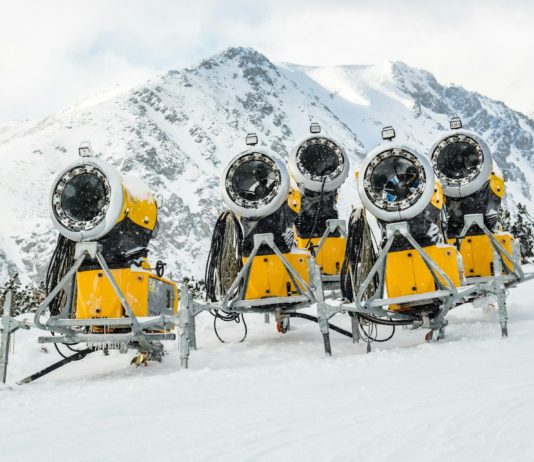 Französischer Rechnungshof: Angesichts des Klimawandels verlieren Skigebiete an Sinn und Wert Schneekanonen
