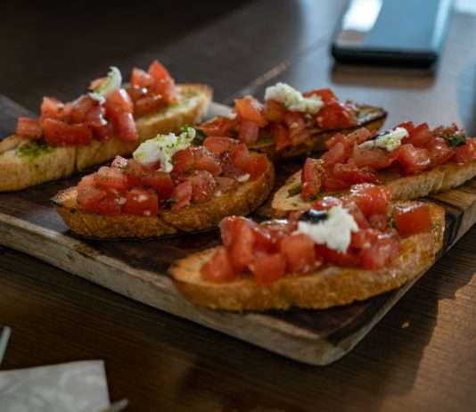 Küchenschlacht im Schlaraffenland: Frankreich vs. Italien – Welche Küche verzaubert am meisten? Bruschetta