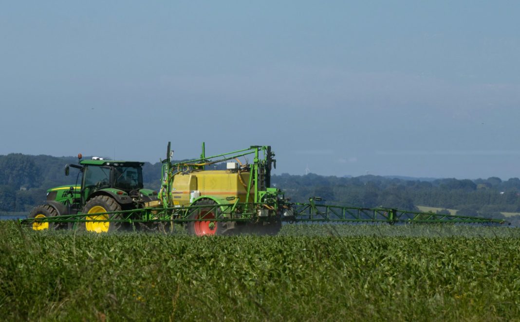 Pestizide_Bauer_Feld_Landwirtschaft